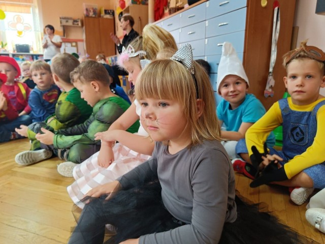 20 września we wtorek dzieci z Przedszkola nr 3 w Jędrzejowie wzięli udział w świętowaniu Dnia Przedszkolaka. Zobaczcie zdjęcia z bajowego balu przebierańców.