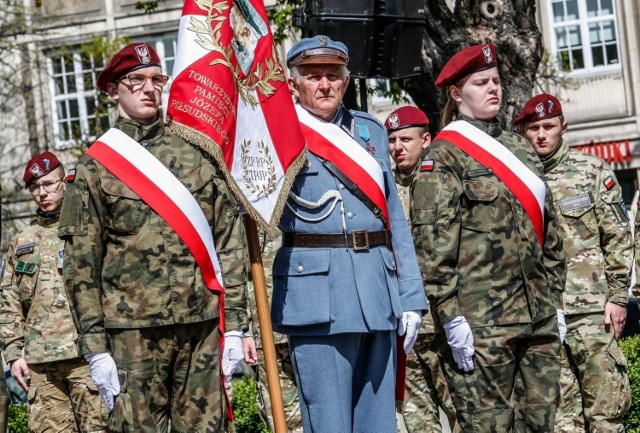 Obchody rocznicy uchwalenia Konstytucji 3 Maja w Gdańsku [3.05.2019] przed pomnikiem Jana III Sobieskiego na Targu Drzewnym