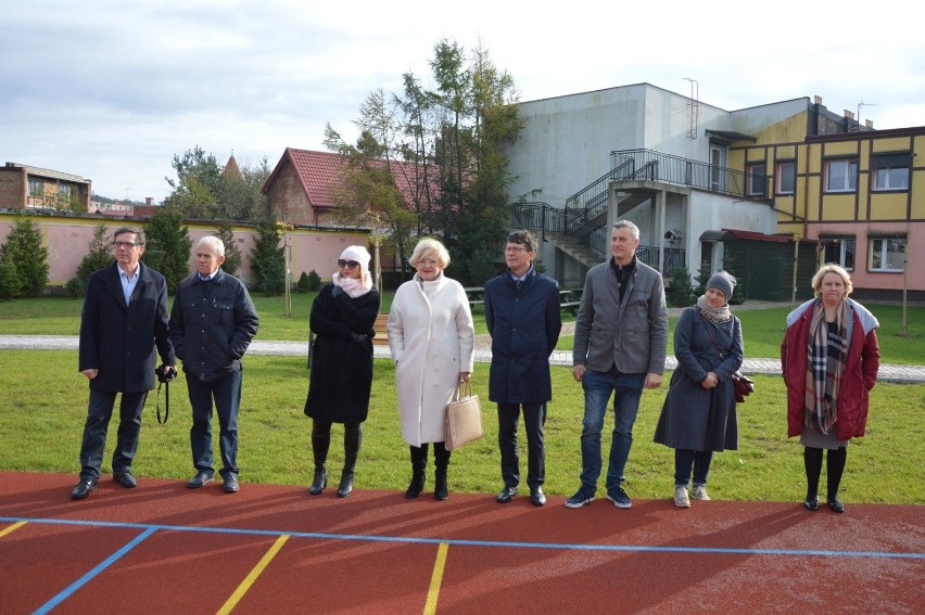 Nowe boisko przy Malczewskiego w Lęborku oficjalnie otwarte. Ważne, że dostępne dla wszystkich