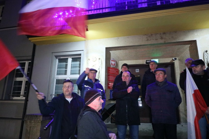 Przed siedzibą TVP w Rybniku zebrało się ponad 20 osób
