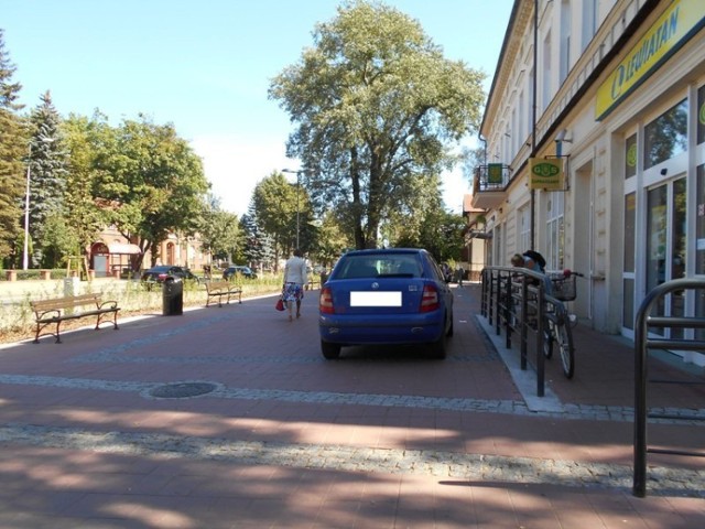 Auta parkujące na promenadzie w Wejherowie