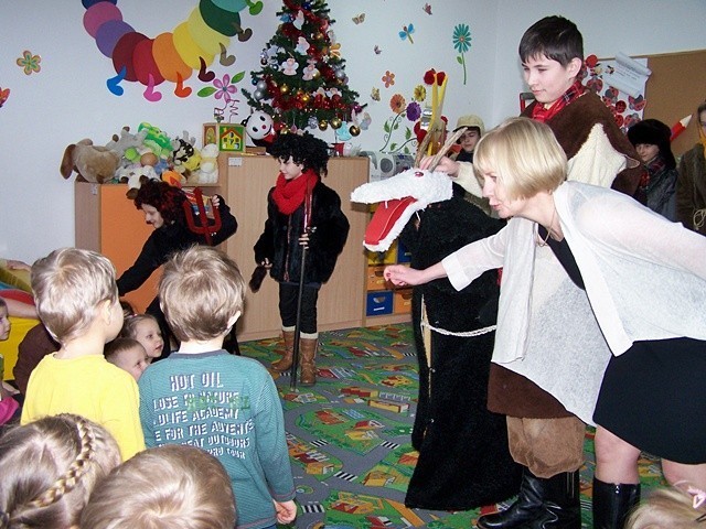 Diabły, koza i anioł odwiedziły przedszkolaków w Nowogrodzie [ZDJĘCIA]