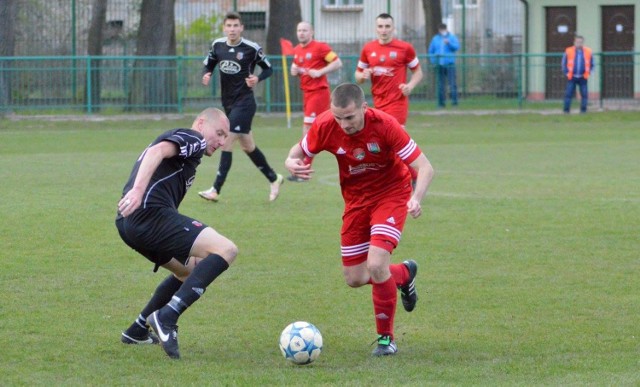 Grzegorz Woźniak (z piłką) jest jednym z liderów czwartoligowego Sokoła Nisko. W środę ekipa prowadzona przez Artura Lebiodę zagra na własnym obiekcie z Wisłoką Dębica.