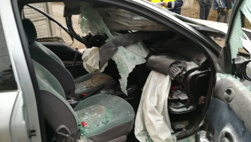 Osiek. Peugeot uderzył w koparkę. 20-letnia kobieta w szpitalu