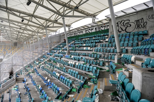 Zniszczenia na gdyńskim stadionie po derbach Trójmiasta. Trwa sprzątanie i szacowanie strat