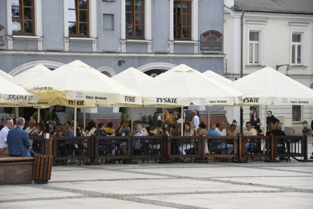 Wprawdzie pogoda w piątek nie była zbyt łaskawa, to jednak nie zniechęciło kielczan do spędzania czasu na wolnym powietrzu. 

Tłumy gromadziły się na Rynku i w okolicznych ogródkach piwnych. 

Zobaczcie zdjęcia, może znajdziecie na nich siebie?

 >>> ZOBACZ WIĘCEJ NA KOLEJNYCH ZDJĘCIACH 