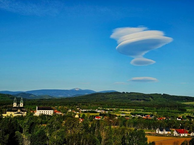Marcin Kachniarz sfotografował chmury soczewkowate Altocumulus lenticularis  widziane z okolic Krzeszowa w stronę Karkonoszy.