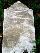 Poniemieckie kości i tablice na cmentarzu komunalnym w Słubicach