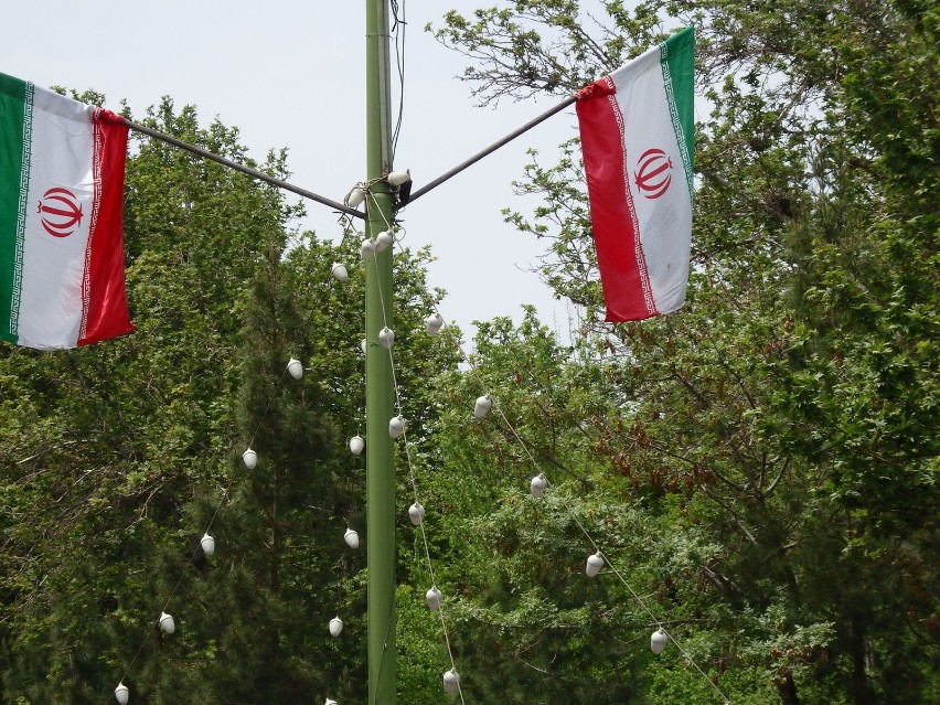 Iran - kraj jest podzielony na 5 regionów: 1 - Teheran2-...