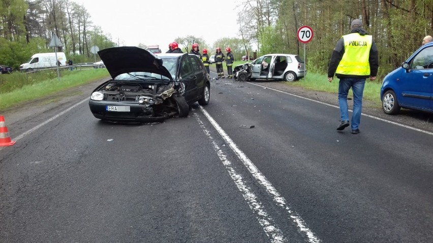 Wypadek na DK 91 pod Radomskiem. W okolicach Bobrów zderzyły się 2 samochody