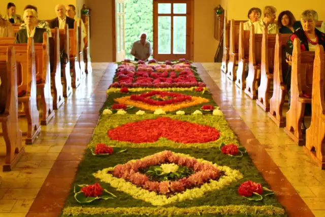 Kwiatowe dywany zdobią kościół i ołtarze w polskokatolickiej parafii w Krzykawie - Małobądzu