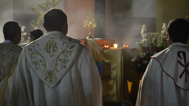 Rozmowy, głośny śmiech i niekończące się dyskusje, to jedne z najmniej pożądanych zachowań w kościele. Wiele osób szuka skupienia w modlitwie, w której może przeszkadzać zbyt głośny sąsiad z ławki. W kinie i teatrze nie rozmawiasz w trakcie seansu i spektaklu? W kościele też tego nie rób!