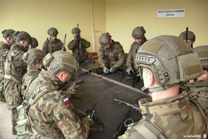Zdjęcia z ćwiczeń żołnierzy dobrowolnej służby wojskowej...