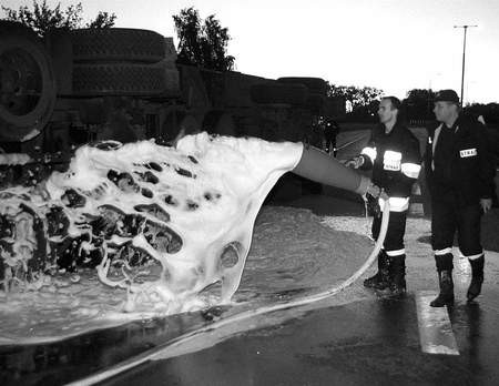Strażacy zneutralizowali paliwo, które wylało się z tira na al. Rodła.
Fot. Henryk Jankowski