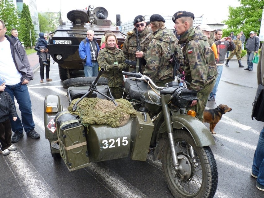 Zlot Pojazdów Militarnych Wapienniki 2012: Parada i pokaz w Radomsku [ZDJĘCIA+FILM]