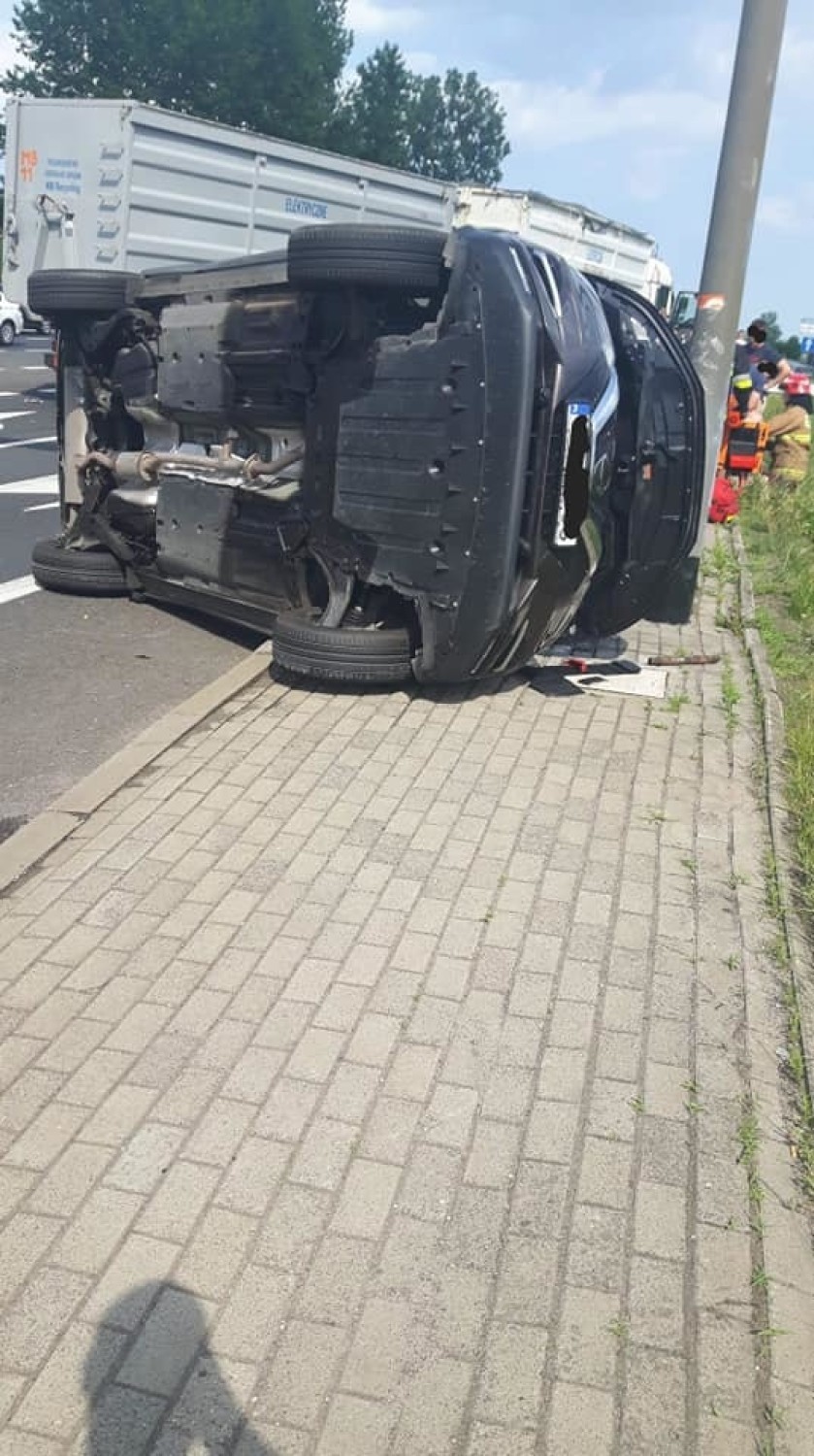 Wypadek na drodze DK 94 w Laskach w pow. olkuskim. Tir zderzył się z osobówką