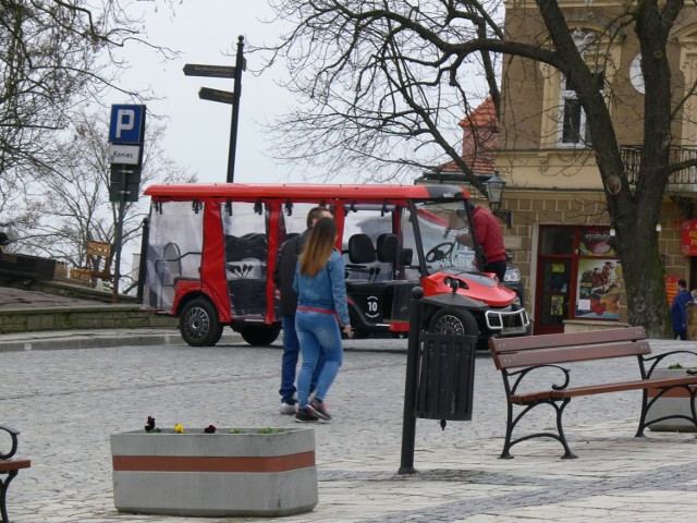 Władze miasta Sandomierza ograniczyły trasę przejazdu meleksów poruszających się po płycie Rynku.