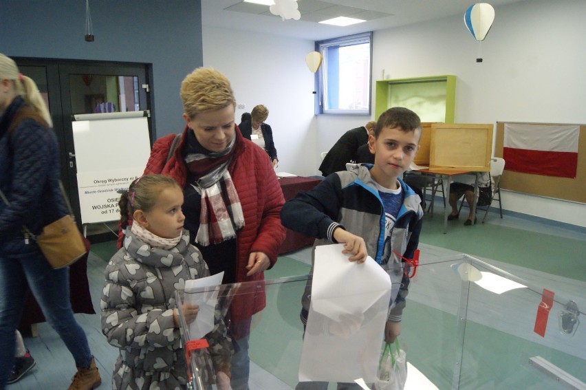 Wybory samorządowe 2018: Mieszkańcy gminy Grodzisk spełniają obywatelski obowiązek i głosują w wyborach [ZDJĘCIA]