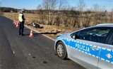 Wypadek w gminie Kołczygłowy. Ranny motorowerzysta. Najechał na niego ford