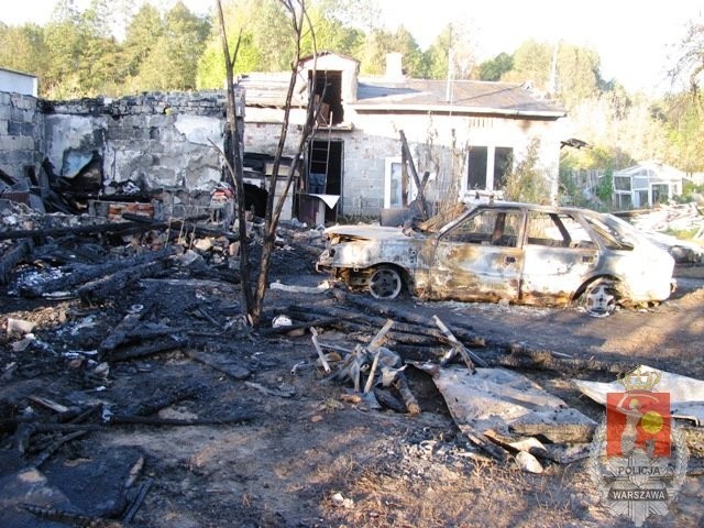 Spalone auto, budynek mieszkalny i dach sąsiedniego domu