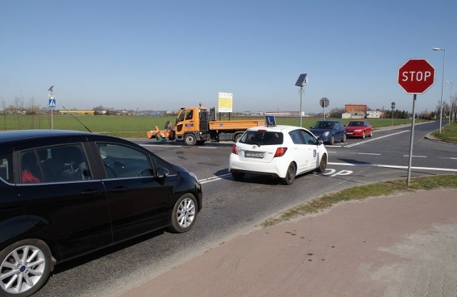 W Inowrocławiu, na dwóch skrzyżowaniach ulic Pileckiego z Orłowską oraz Pileckiego z Metalowców i Marcinkowskiego, zdemontowano mini ronda, tak zwane pinezki. Funkcjonowały tam od września ub. r. Powodem demontażu rond był wzrost liczby zdarzeń drogowych w tych miejscach. Obecnie drogą z pierwszeństwem przejazdu są ulice Pileckiego  i Metalowców. Na dojazdach do Pileckiego od Orłowa oraz ulicą Orłowską obowiązują obecnie znaki stop, zaś na dojazdach do Pileckiego i Metalowców od ulicy Marcinkowskiego zamontowano znaki ustąp pierwszeństwa. Jak na razie zmiana oznakowania wprowadza niektórych kierowców w duże zdumienie, tym bardziej, ze odbyła się bez wcześniejszych informacji ze strony administratora drogi.