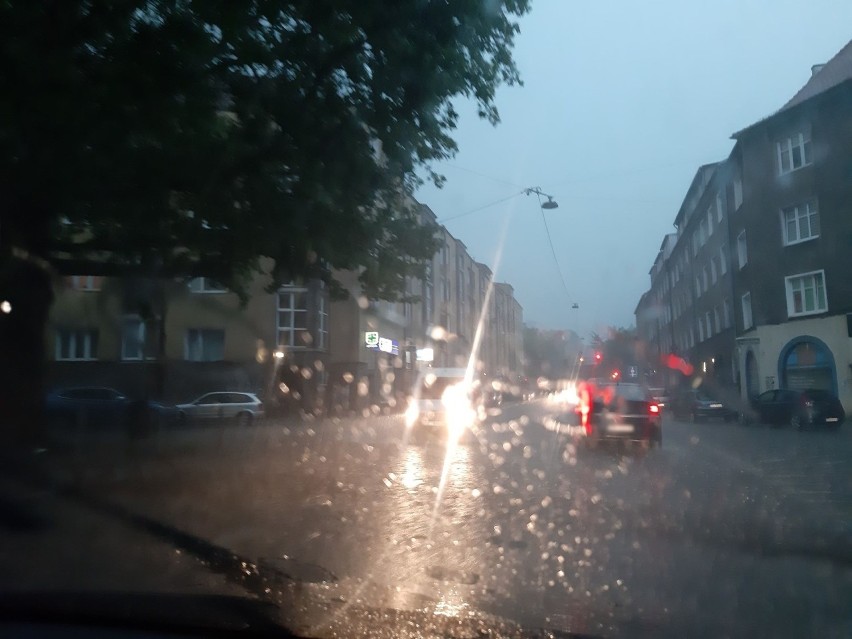 Burza i ulewa w Szczecinie. Ulice w mieście pod wodą [ZDJĘCIA]