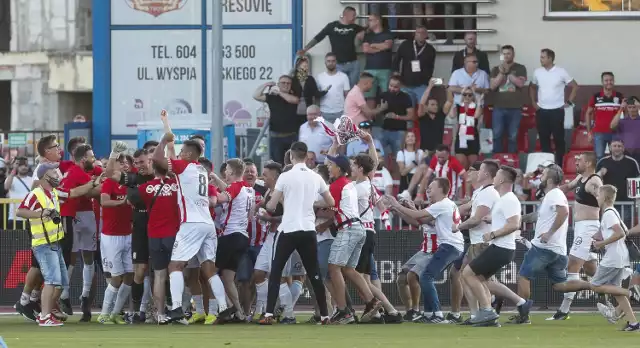 Resovia Rzeszów w I lidze. Tak piłkarze i kibice fetowali zwycięstwo nad Stalą Rzeszów