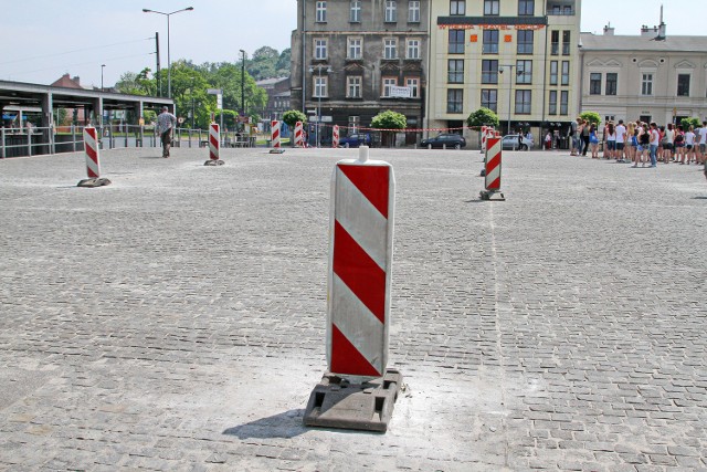 Podświetlenie krzeseł-pomników na placu Bohaterów Getta nie działa od lat. Zaczęło się psuć zaledwie kilka miesięcy po zakończeniu przebudowy placu w 2005 r. Próbowano je naprawić, ale z marnym skutkiem.Na Placu Bohaterów Getta przez parę dni nie będzie charakterystycznego pomnika.