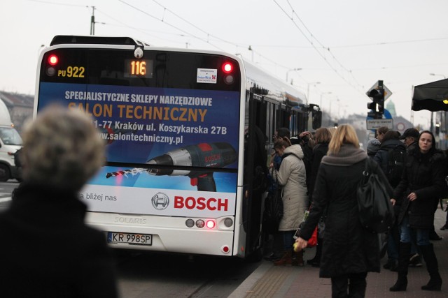 Na kolejnych przystankach ludzie, którzy nie mogą wsiąść, krzyczą, bo to nie pierwszy 116, na jaki się nie załapali. W autobusie nie ma czym oddychać, niektórzy wysiadają dalej niż przewidywali&#8230; bo nie mieli jak wysiąść. Dostać się do drzwi można dopiero 2-3 przystanki przed pętlą" - tak jedną ze swoich podróży autobusem linii 116 opisał czytelnik Jakub.