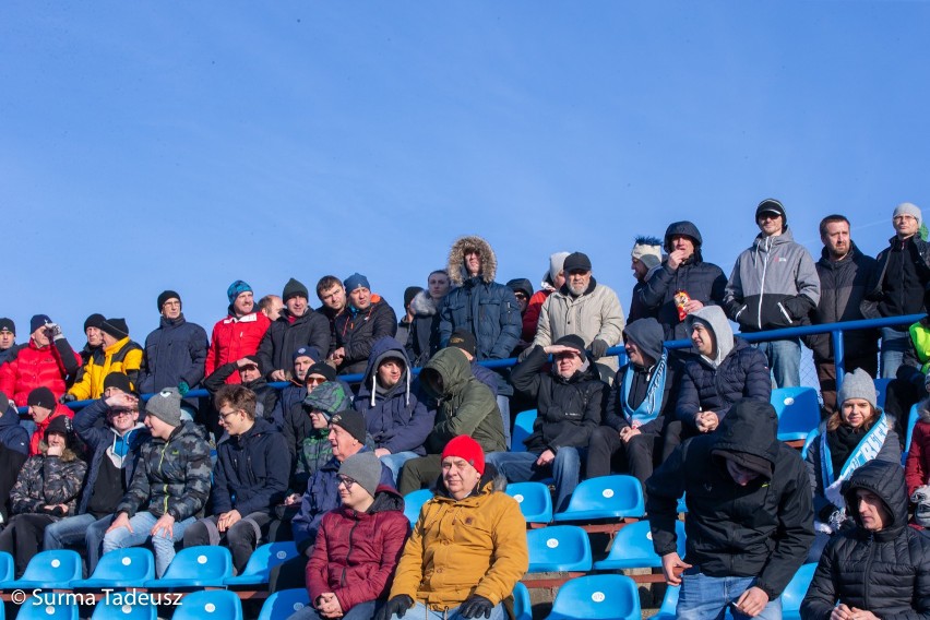 Błękitni grali ze Stalą na stadionie przy ulicy Ceglanej w...