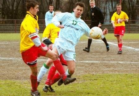 Juniorzy starsi Wisły (żółte stroje) pechowo przegrali z gdańską Lechią 1:0.