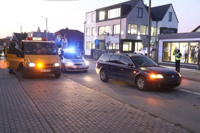 Według wstępnych ustaleń kierujący skodą mężczyzna, który wyjeżdżał z parkingu w pobliżu sklepu spożywczego Żabka, nie ustąpił pierwszeństwa przejazdu prawidłowo jadącej ulicą Wrocławską kobiecie  kierującej volkswagenem.