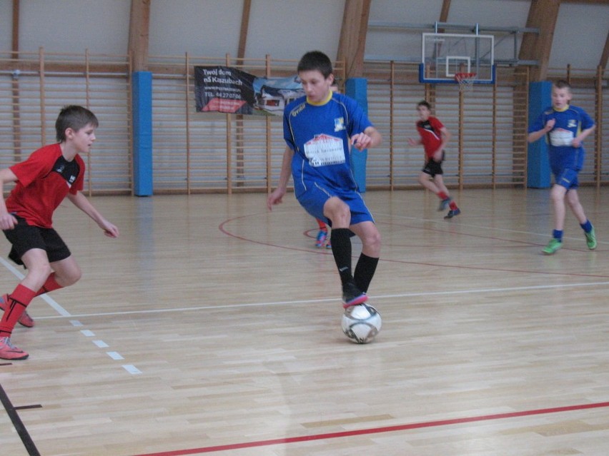 Turniej piłki nożnej juniorów w Somoninie. Na podium Przyjaźń, Somonino i Kiełpino