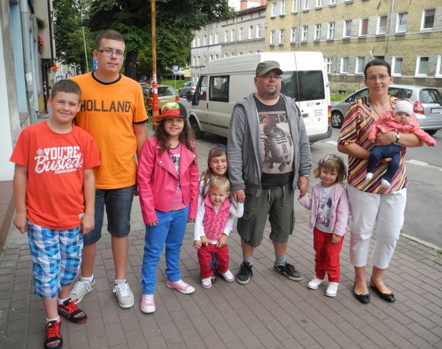 Norbert Śliwa z żoną Magdaleną i siedmiorgiem dzieci. Od lewej stoją Beniamin, Mateusz, Sara, Klara, Noemi, Faustyna i na rękach mamy 3,5-miesięczna Marysia.
