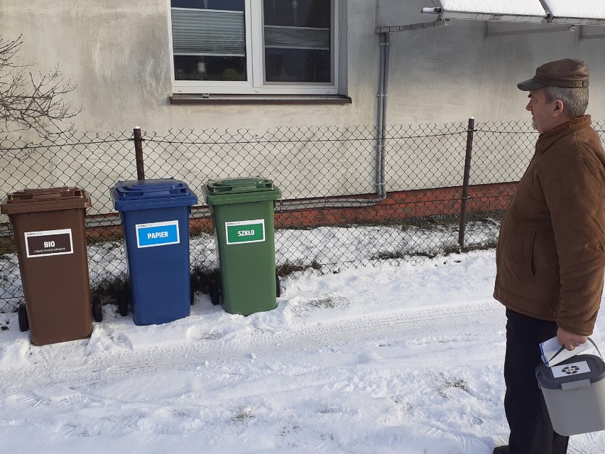 W Sierakowicach dostarczają mieszkańcom pojemniki na odpady