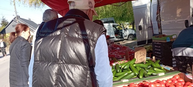 Słoneczna pogoda sprzyjała robieniu zakupom na targu w Jędrzejowie. Jakie były ceny? Zobaczcie ceny owoców i warzyw na kolejnych zdjęciach >>>