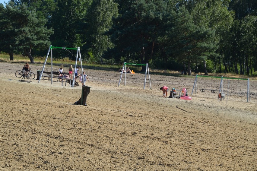 Poligon. Pomimo słonecznej pogody na rawickim poligonie nie ma zbyt wielu plażowiczów. Zakaz kąpieli skutecznie ich odstrasza? [ZDJĘCIA]