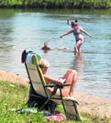 Staw na Maślicach. Wrocławianie się kąpią, chociaż jest zakaz