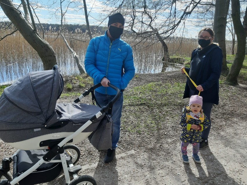 Mieszkańcy Szczecinka w parku i w lesie. Pierwszy dzień wolności [zdjęcia]