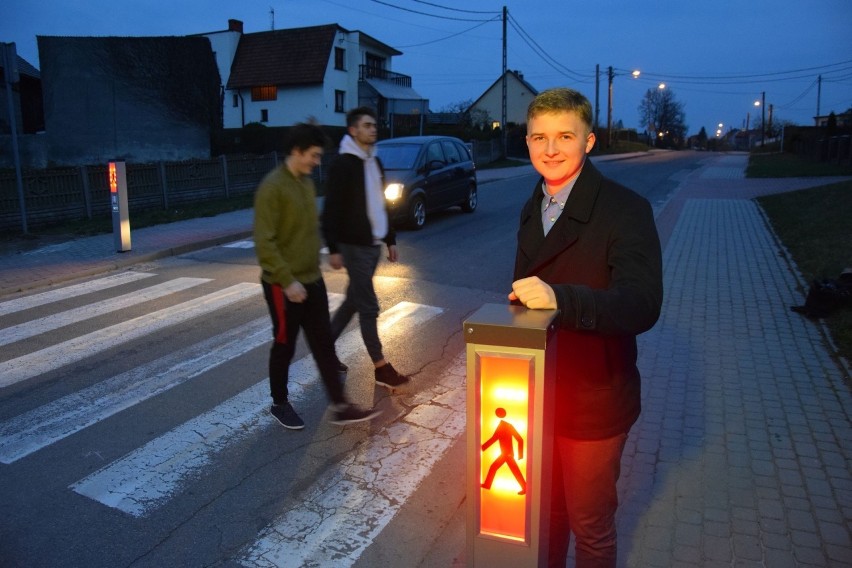 W Jaryszowie stanęło inteligentne przejście dla pieszych "Safepass". Skonstruował je Łukasz Michalski, uczeń technikum ze Strzelec Opolskich