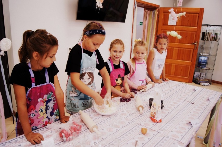 Janikowo. Pod okiem Jagody Łaganowskiej, zwyciężczyni Master Chef Junior, dzieciaki przygotowywały kruche ciasteczka. Zdjęcia