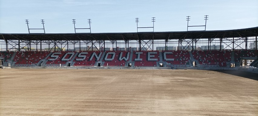 Obecnie na nowym stadionie w Sosnowcu jest montowane...