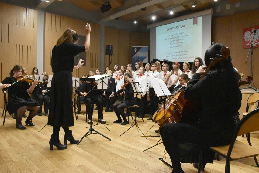 Koncert dla Niepodległej w szkole muzycznej w Malborku. Uczniowie, nauczyciele i publiczność śpiewali razem