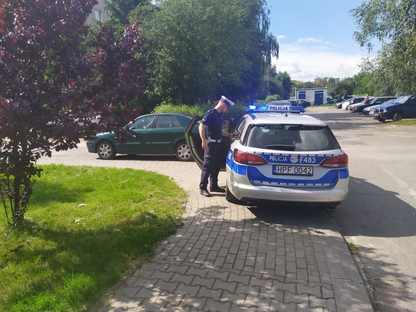 Kolizja na parkingu przy Leszka Czarnego w Radomsku. Kierowca uszkodził 2 auta i odjechał, był "pod wpływem"