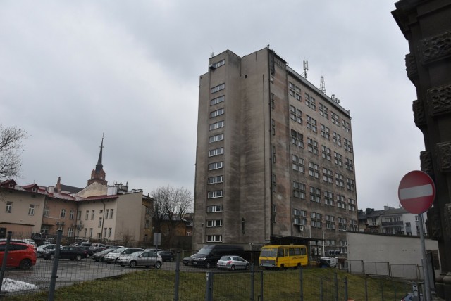 Dawny biurowiec telekomunikacji stoi od pół wieku w ścisłym centrum Tarnowa. Gdyby zburzyć trzy górne kondygnacje zrównałby się z sąsiednimi budynkami na tarnowskiej Starówce i nie psułby panoramy miasta