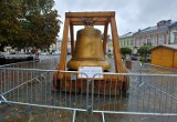 Nowy Sącz. Na rynku pojawiła się replika krakowskiego Dzwonu Zygmunta. Zagości w stolicy regionu na dwa tygodnie [ZDJĘCIA]