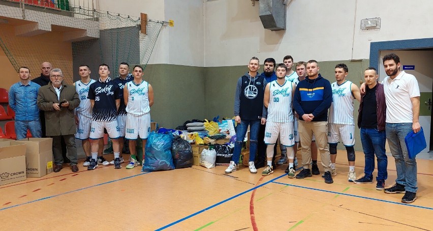 Sportowcy z Żar dla Ukrainy. Na meczu koszykarzy Sokoła Żary zbierano dary dla mieszkańców Ukrainy