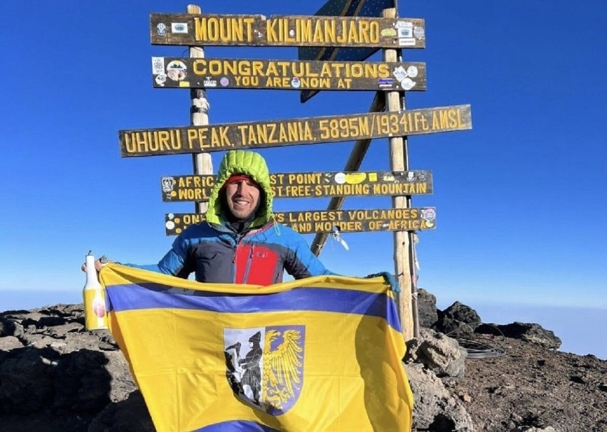 Krzysztof Drabik zdobył Kilimandżaro. WIDEO. Zrobił to... żonglując butelkami