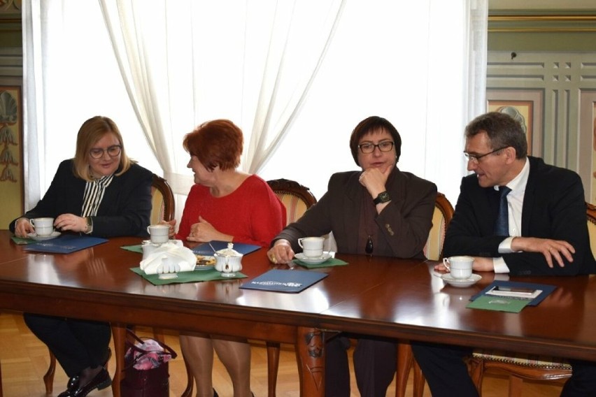 Zaświadczenia otrzymali radni Rady Miejskiej w Krotoszynie...