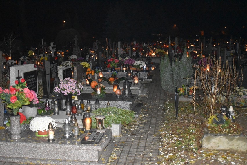 Cmentarz parafialny w Szymanowicach dwa dni po Wszystkich Świętych